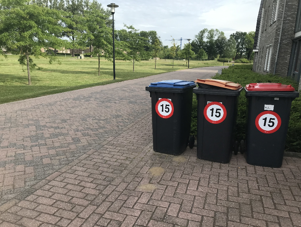 15 km stickers op de afvalcontainers